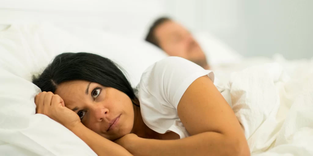 Mastologista-sao-paulo-danielle-miyamoto-alteracoes-hormonais-na-quarentena-mulher-deitada-na-cama